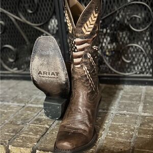 6.5 Ariat Americana boots